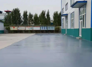 淮安彩色路面喷涂翻新的材料对冬季